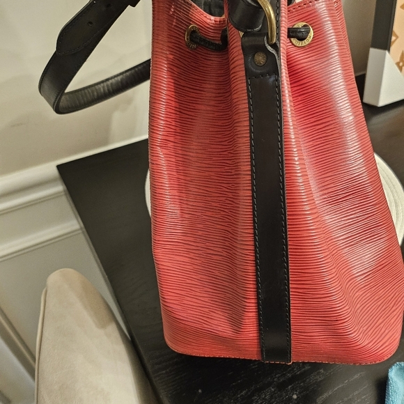 Louis Vuitton Epi Noe Red Bucket Bag - Picture 9 of 15